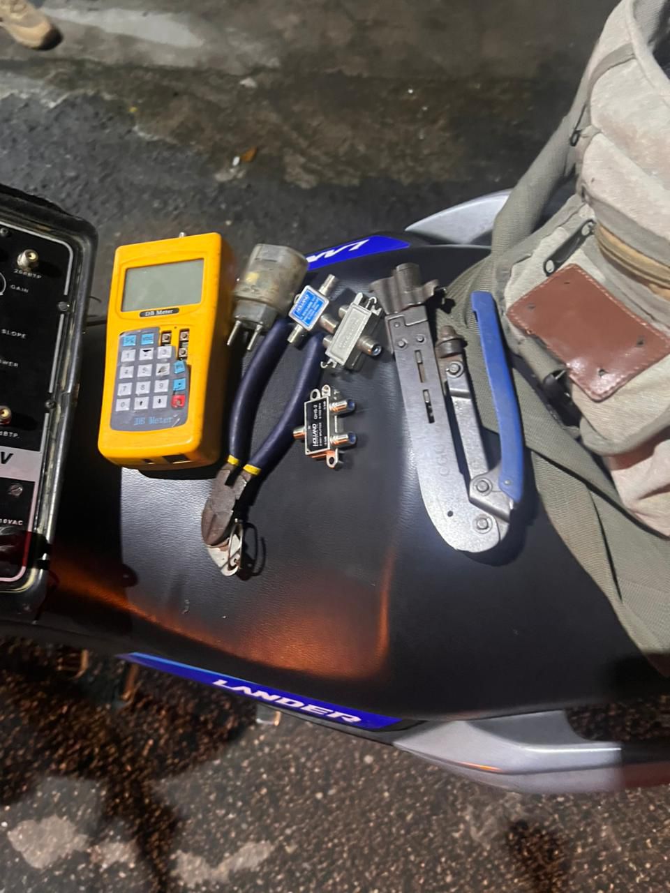Com informações do Disque Denúncia, 12° BPM interrompe instalação de “gatonet” em Niterói 